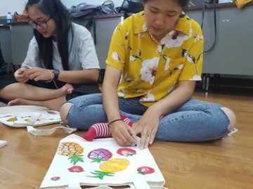 อาสาสมัครลงลายกระเป๋าผ้า เพื่อพัฒนาเด็กด้อยโอกาส  26 มค.62  Painting Bag Volunteer to Support Child Development Center in Thailand Jan 26, 19